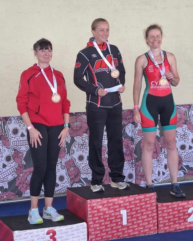 🔴⚪️⚫️ The Weekly Roundup 🔴⚪️⚫️

🥉 Mandy Morris competed in the Welsh National Aquathlon Championships at Barry Island and brought home a bronze medal in the V50 category. Great job, Mandy! 🥉🏊‍♀️🏃🏻‍♀️

🏴󠁧󠁢󠁷󠁬󠁳󠁿 Tîm Tri Cymru Heads to SWYD AQUA for the British and Welsh Aquathlon Championships - Congratulations to Paul Bennet and Terry Jones for winning silver and bronze age category medals at the Welsh Aquathlon Championships held at Barry Island. 🥈🥉

🐇 Merthyr Mawr Rabbit Run - We had a fantastic showing at this year’s unique event, tackling everything from dunes to rivers. We love supporting local races! 👌🏻

🍾 Prosecco Mile - Cheers to Ann Hinder, Julia Jones, Carolyn Foley, and Denise Cotterell for taking on the Prosecco Mile! 🍾

⭐️ Shoutout to @parkrunuk highlights: 

🅿️ In Gnoll:
🥇 for Craig Merriman-Foley 
🥈 for Chris Lewis
🥉 female for Annamarie Parsons 

🅿️ In Ystalyfera: 
🥇 female for Cathryn Williams 
🥉 male for Tom Rees-Gralton 

🅿️ in Swansea: 
🚨new course PB for Chris Bowen 

✈️ in Stonehouse we saw Dan Walton, in Haverfordwest we saw Sarah Mitchell and Wes Sheldon take 🥉 place, in Seven Bridge we saw Rhian Powell and Jules Jones, in Somerdale Pavilion we saw Vickie Humber, in Milford Waterfront we saw Fran Knight, in Sandy water we saw Angela James 

Share your activities from last week if we missed them! 👇✌🏻
•
•
•
•
#ironmantriclub #triathlonclub  #teampth  #ptharriers #weswimweridewerun #welshtri #welshathletics #brittri #southwalesrunning #runnersofinstagram #tricommunity #running  #fitness #runningmotivation #instarunners #training #sport #workout  #instarunner #fitnessmotivation #runningcommunity #triathlon #runnersworld #ukrunchat